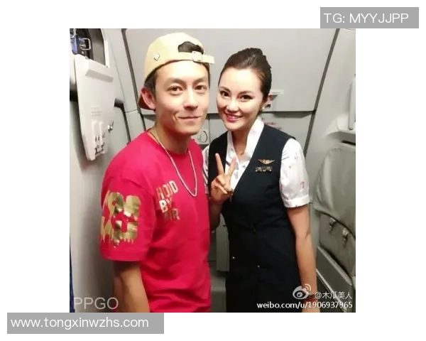 足球明星与中国粉丝亲密合影展现友谊与热情的美好瞬间